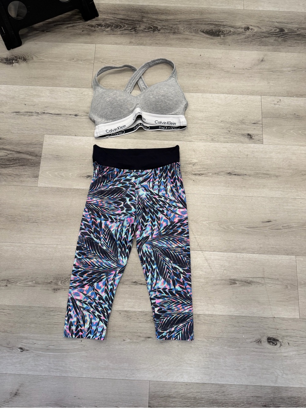 Calvin Klein Girls' Multi-Color Leaf-Print Capri Leggings with Black WaistbandbB